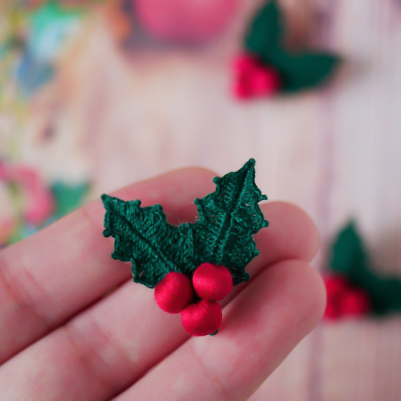 【クリスマス限定：12月13日まで】刺繍糸で編んだヒイラギのブローチ　(レース編み/クリスマス/冬/プレゼント) 4枚目の画像