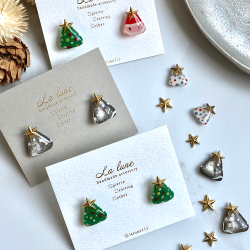 揺れない小さなクリスマスツリーとサンタクロースのカラフル