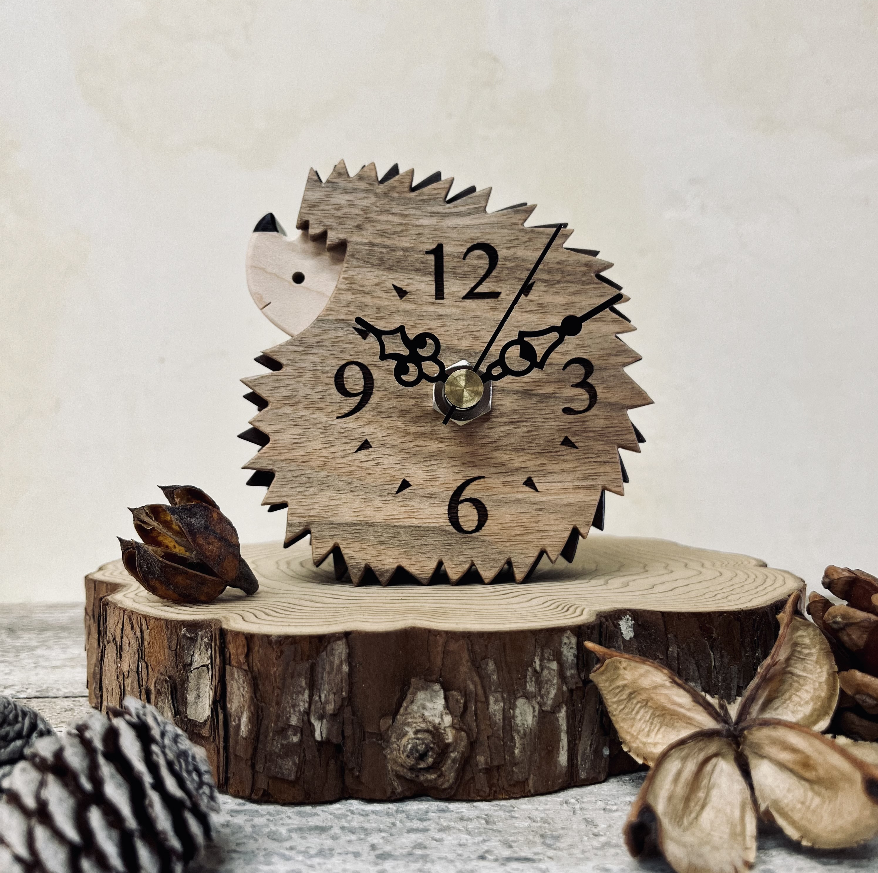 ハリネズミの置き時計（クルミ）