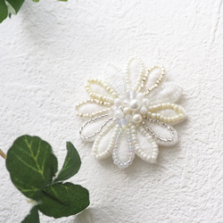 真っ白いお花のブローチ（お花/白/ホワイト/ビーズ刺繍/パールブローチ/ホワイト） 4枚目の画像