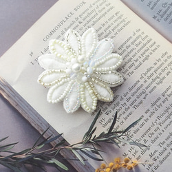 真っ白いお花のブローチ（お花/白/ホワイト/ビーズ刺繍/パールブローチ/ホワイト） 1枚目の画像