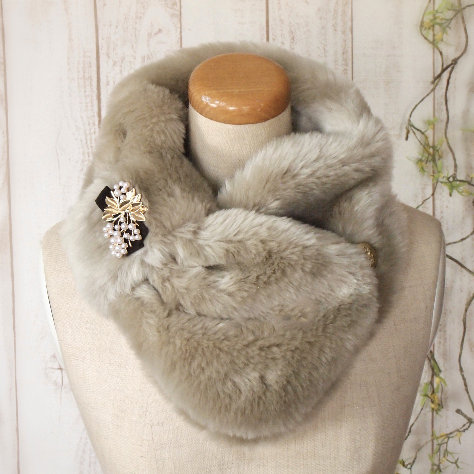 【Creema限定】ブローチ付きエコファーマフラー（ベージュ）