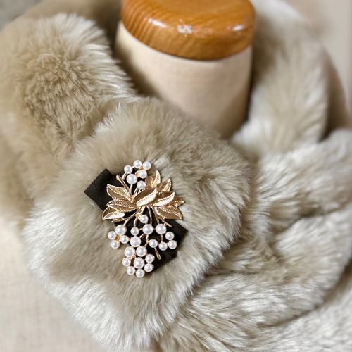 Creema限定】ブローチ付きエコファーマフラー（ベージュ） マフラー  