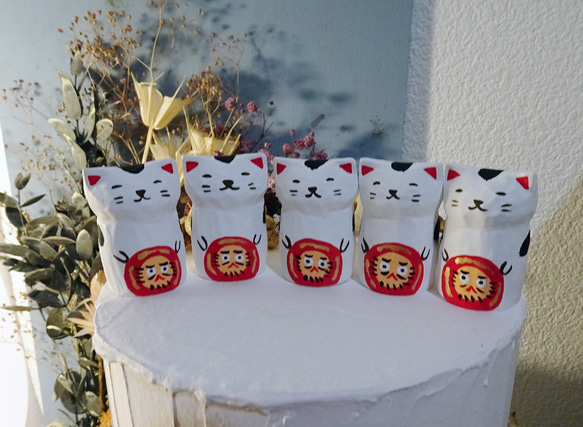 レジン　猫とだまる  赤　24/01 5枚目の画像