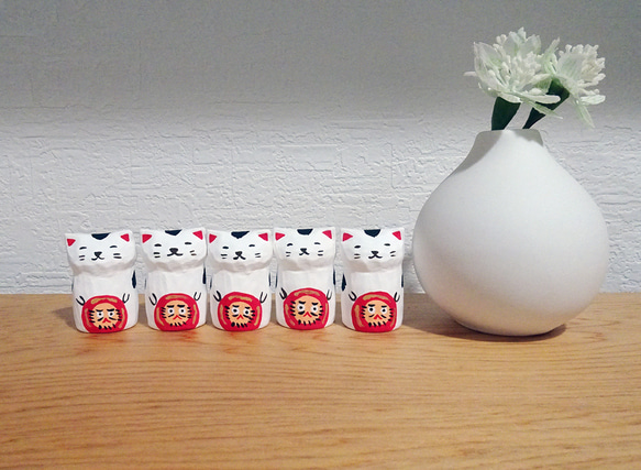 レジン　猫とだまる  赤　24/01 6枚目の画像