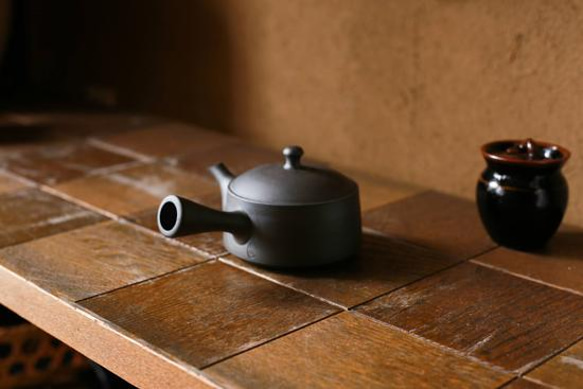 敬老ギフトに、煎茶が美味しく飲める平型急須・愛知県常滑産・澤田朋大さん作・急須・平・190cc 4枚目の画像