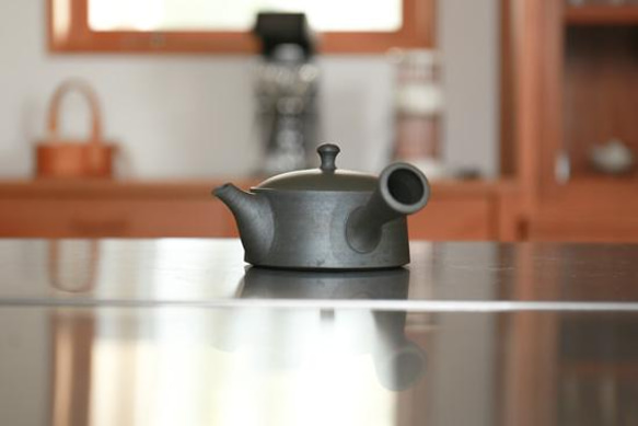 敬老ギフトに、煎茶が美味しく飲める平型急須・愛知県常滑産・澤田朋大さん作・急須・平・190cc 2枚目の画像