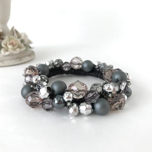 シルバーグレー の クロッシェ シュシュ かぎ針編み ビジュー ビーズ