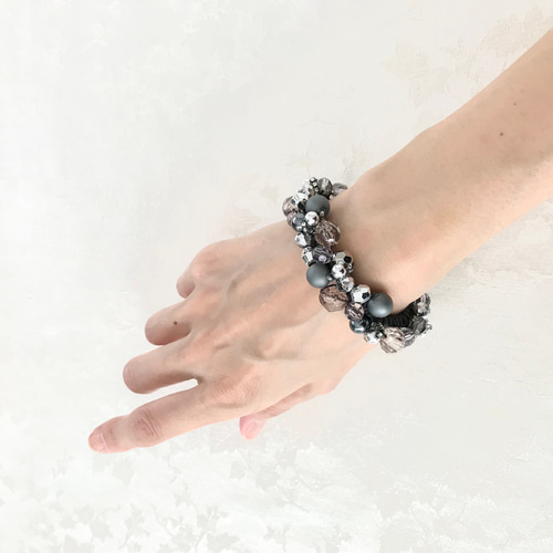 シルバーグレー の クロッシェ シュシュ かぎ針編み ビジュー ビーズ