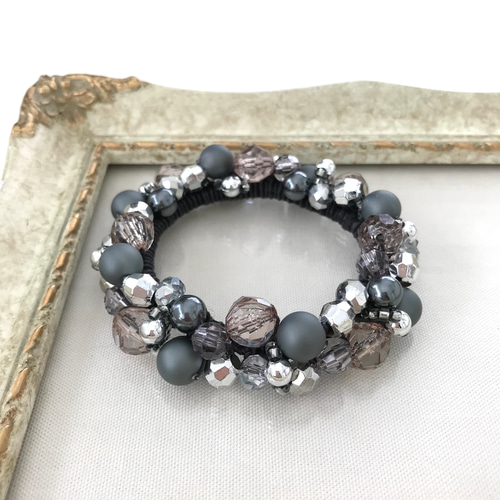 シルバーグレー の クロッシェ シュシュ かぎ針編み ビジュー ビーズ