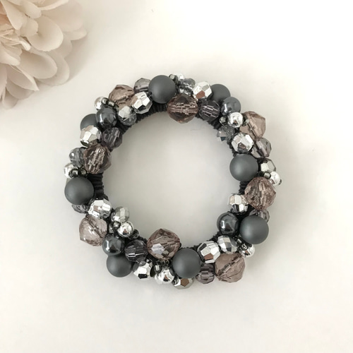 シルバーグレー の クロッシェ シュシュ かぎ針編み ビジュー ビーズ