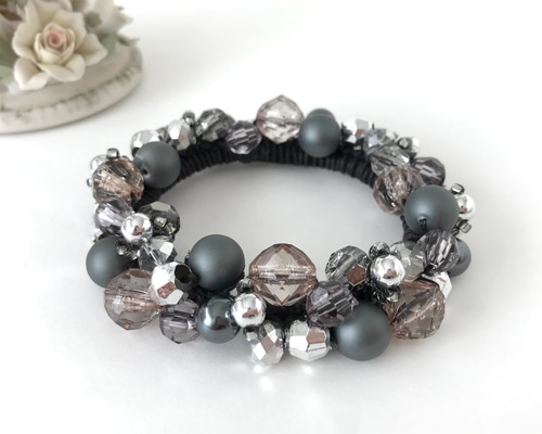 シルバーグレー の クロッシェ シュシュ かぎ針編み ビジュー ビーズ