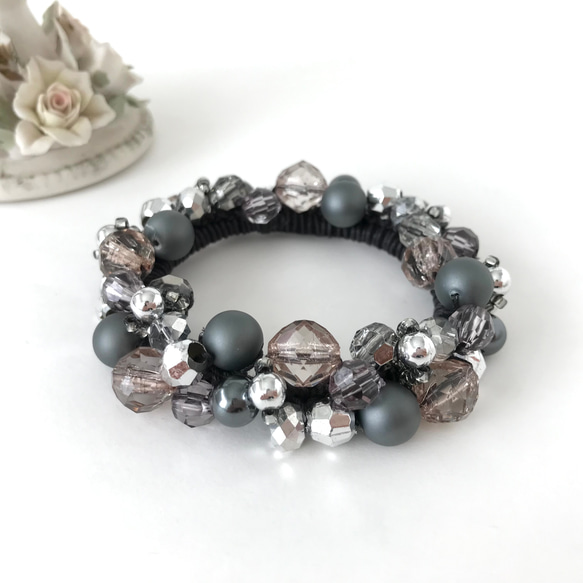 シルバーグレー の クロッシェ シュシュ かぎ針編み ビジュー ビーズ