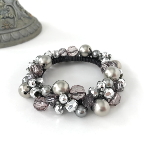 ハーフ シュシュ☆ビーズ ヘアゴム☆ハンドメイド 黒 シルバーグレー の クロッシェ シュシュ かぎ針編み ビジュー ビーズ