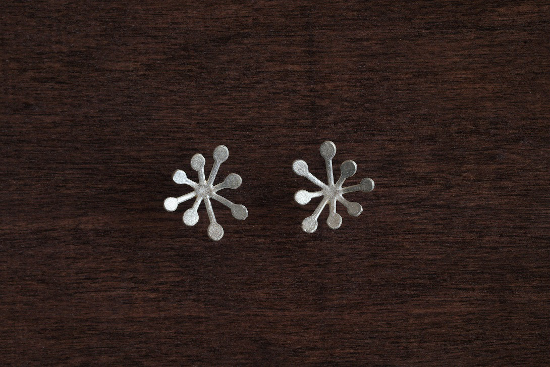 22　Flor pequña はなＳ　ピアス　シルバー925