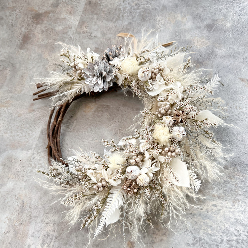 実付きのユーカリや白いシンカルファを丁寧に紡いだ　三日月　リース　クリスマス クリスマス 三日月リース | アーティフィシャルフラワーリース