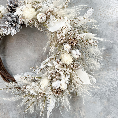 冬限定2025 特集掲載作品＊三日月リースL ホワイト プリザーブド