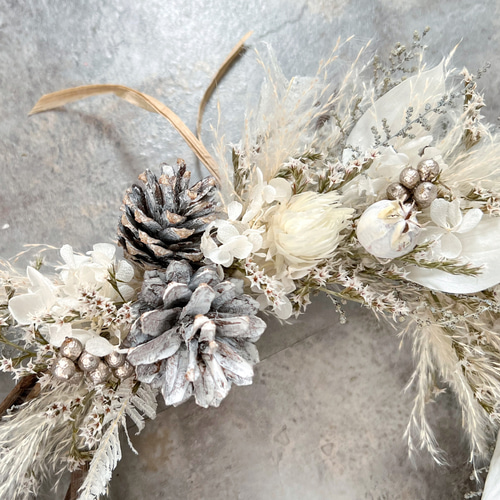 冬限定2025 特集掲載作品＊三日月リースL ホワイト プリザーブド