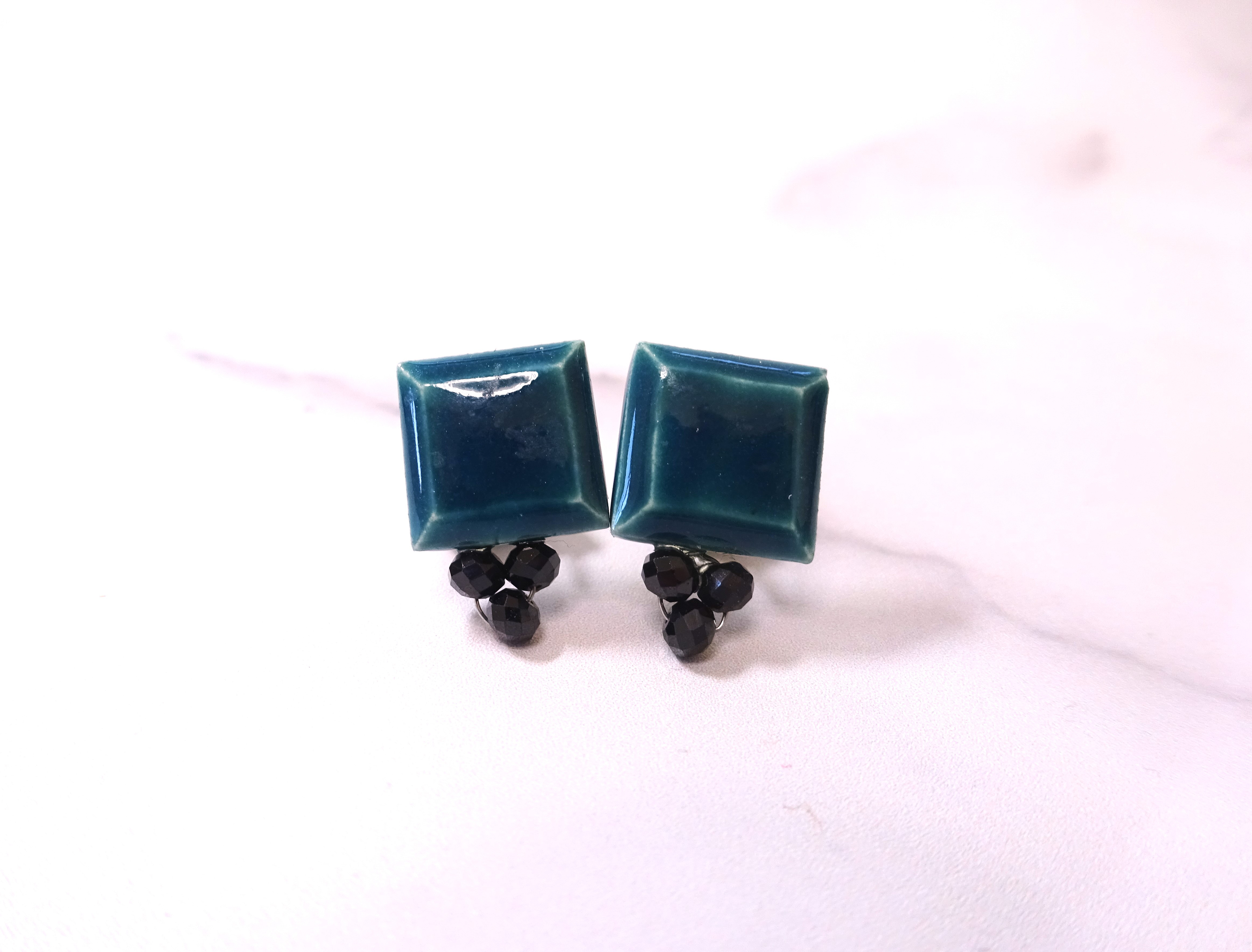 スクエアとblack spinelのピアス（深緑）