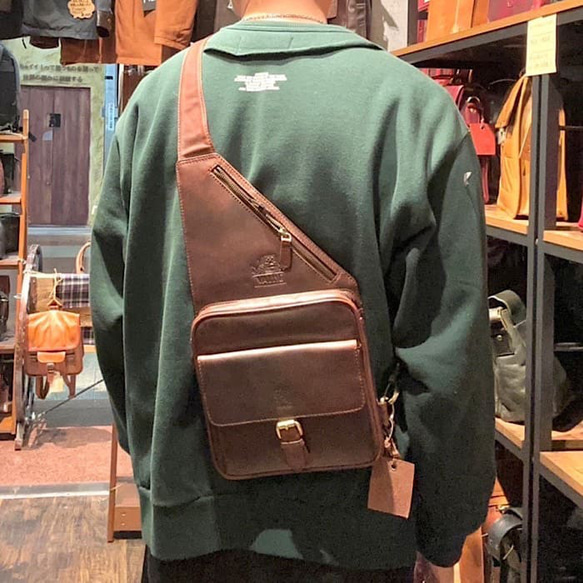 【限量商品】英倫設計牛皮包Clinkle crossbody II 古董棕 第10張的照片