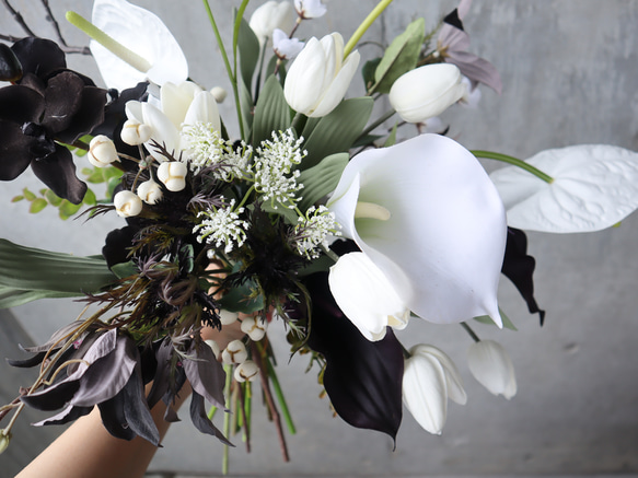 おしゃれ上級者のトレンド黒花が上品なチューリップブーケ♡ ブラックブーケ ウェディングブ 2枚目の画像