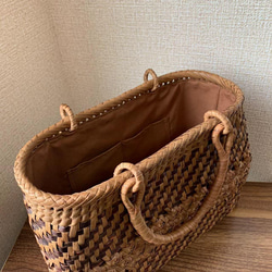桜皮、山葡萄　桜皮かごバッグ　山葡萄かごバッグ　手作り　桜皮籠バッグ　山葡萄かごバッグ　花編み、網代編み　内布あり 5枚目の画像