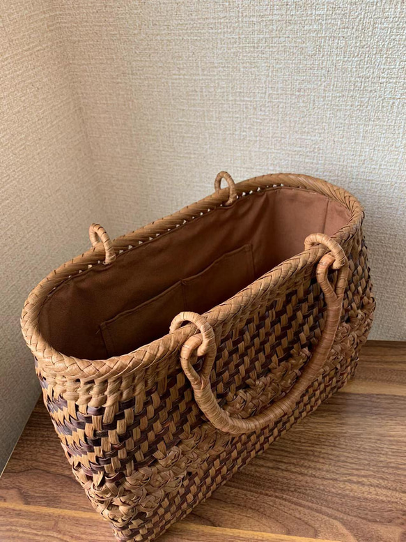 桜皮、山葡萄　桜皮かごバッグ　山葡萄かごバッグ　手作り　桜皮籠バッグ　山葡萄かごバッグ　花編み、網代編み　内布あり 5枚目の画像