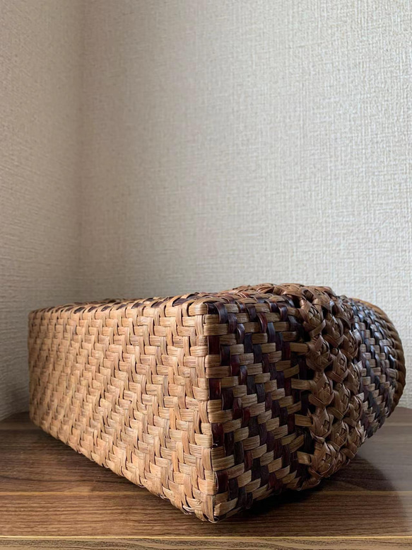 桜皮、山葡萄　桜皮かごバッグ　山葡萄かごバッグ　手作り　桜皮籠バッグ　山葡萄かごバッグ　花編み、網代編み　内布あり 6枚目の画像