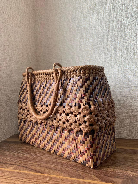 桜皮、山葡萄　桜皮かごバッグ　山葡萄かごバッグ　手作り　桜皮籠バッグ　山葡萄かごバッグ　花編み、網代編み　内布あり 2枚目の画像