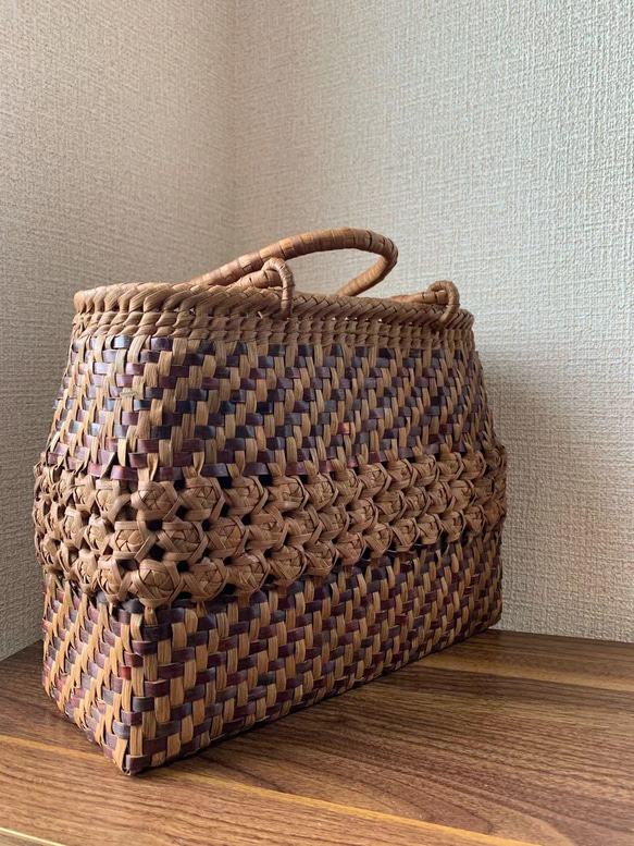 桜皮、山葡萄　桜皮かごバッグ　山葡萄かごバッグ　手作り　桜皮籠バッグ　山葡萄かごバッグ　花編み、網代編み　内布あり 3枚目の画像