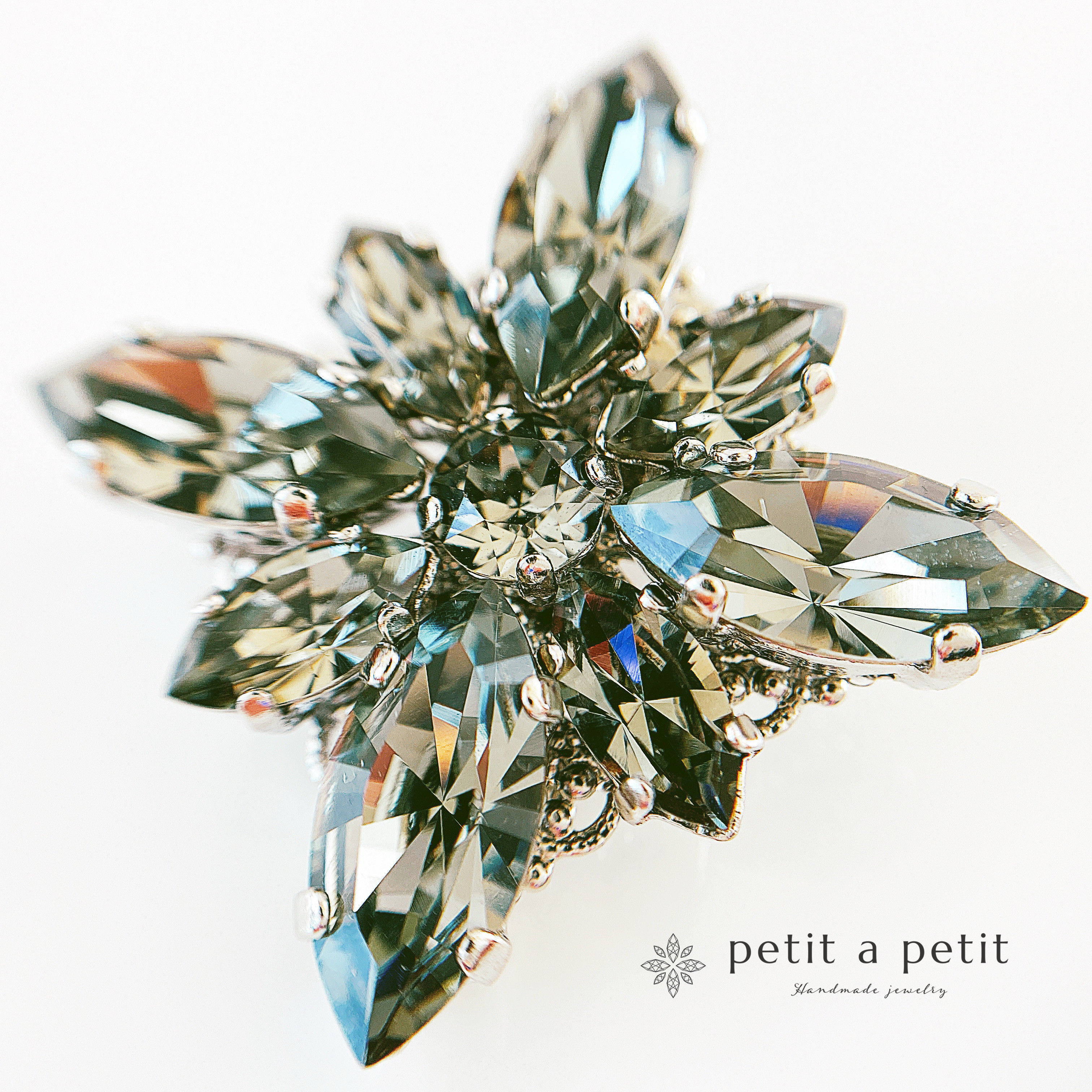 スワロフスキー®︎ ブローチ(L) clématite ブラック ギフトボックス付