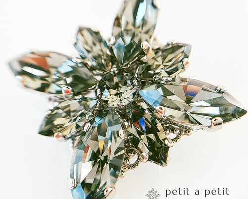 スワロフスキー®︎ ブローチ(L) clématite ブラック ギフトボックス付