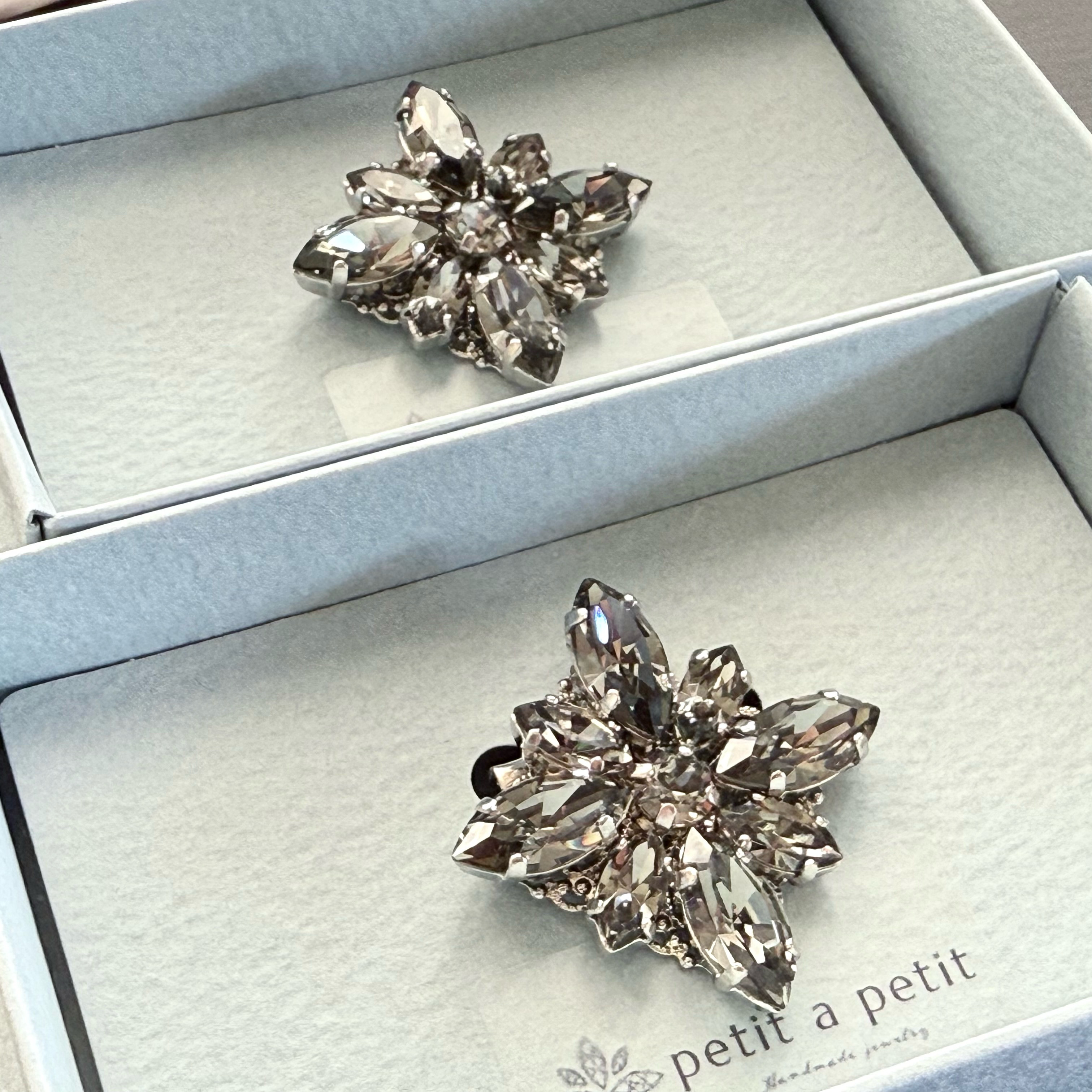 スワロフスキー®︎ ブローチ(L) clématite ブラック ギフト