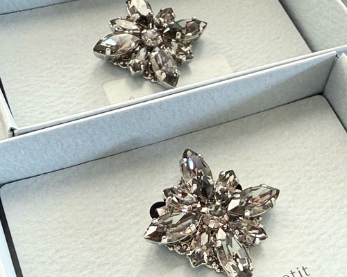 スワロフスキー®︎ ブローチ(L) clématite ブラック ギフト