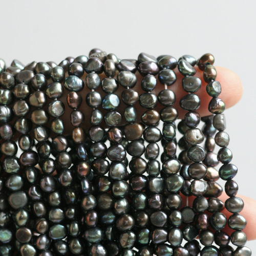 淡水パール バロック ブラック系【染】4〜4.5mm パール
