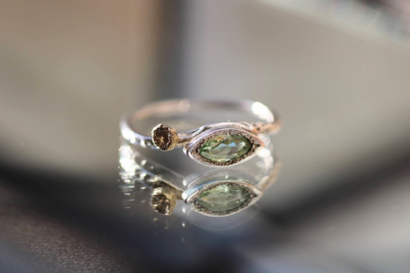 グリーントルマリンとムーンストーンFlower Eye Ring 2枚目の画像