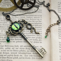 再販✖️11  夜の魔術部　 魔法学校　蛇の寮の鍵　緑の魔眼　ネックレス 3枚目の画像