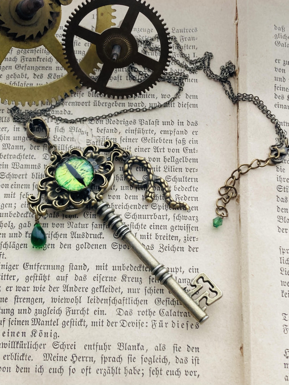 再販✖️11  夜の魔術部　 魔法学校　蛇の寮の鍵　緑の魔眼　ネックレス 3枚目の画像