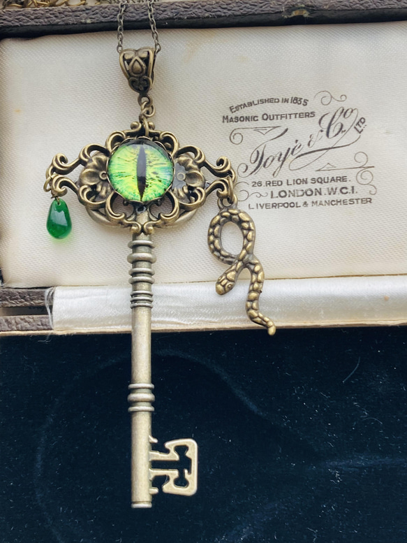 再販✖️11  夜の魔術部　 魔法学校　蛇の寮の鍵　緑の魔眼　ネックレス 6枚目の画像
