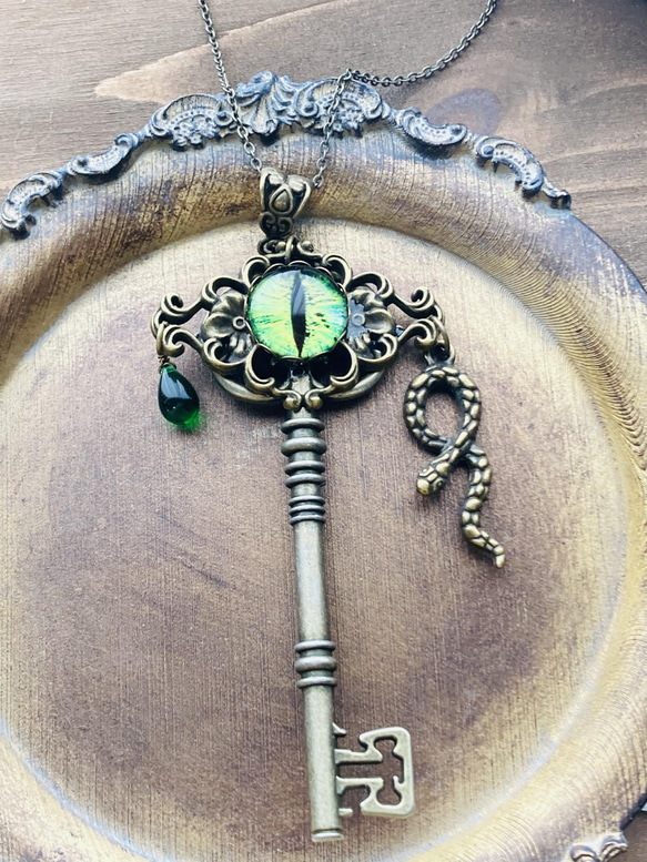 再販✖️11  夜の魔術部　 魔法学校　蛇の寮の鍵　緑の魔眼　ネックレス 5枚目の画像