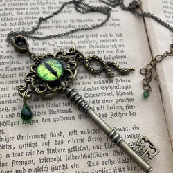 再販✖️11  夜の魔術部　 魔法学校　蛇の寮の鍵　緑の魔眼　ネックレス 1枚目の画像
