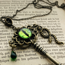 再販✖️11  夜の魔術部　 魔法学校　蛇の寮の鍵　緑の魔眼　ネックレス 2枚目の画像