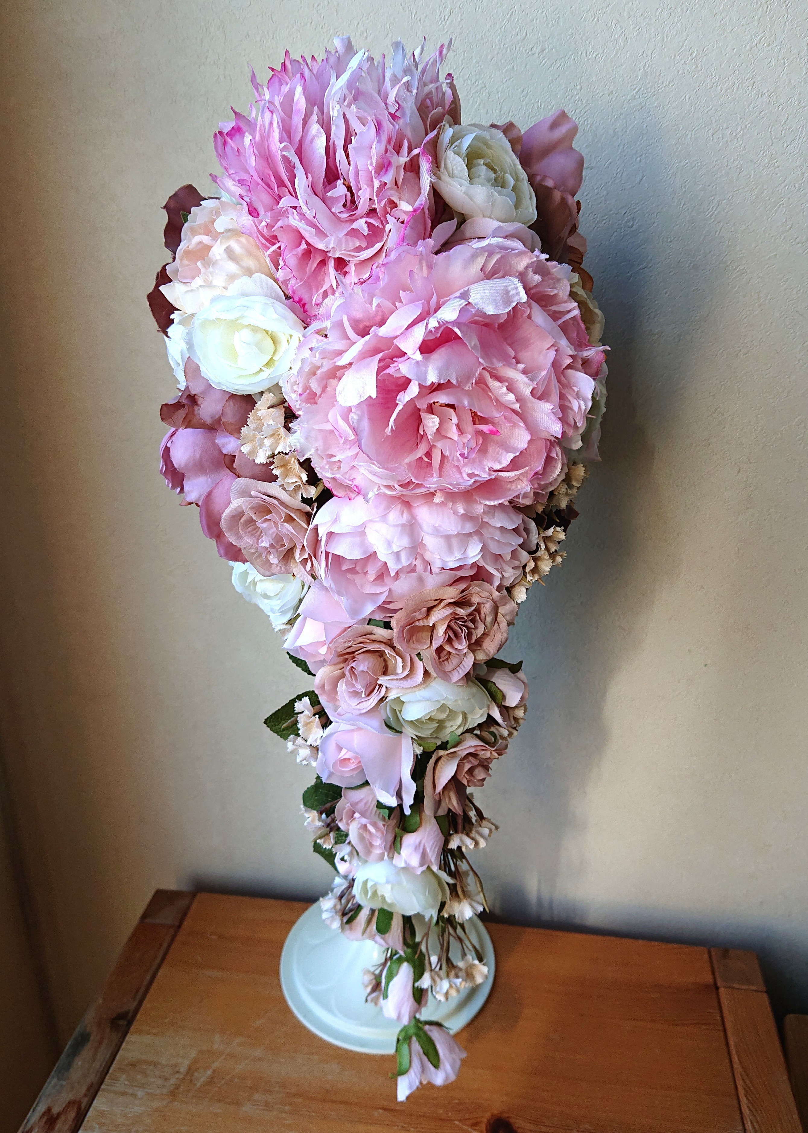 しゃくやくのキャスケードブーケ。高品質な造花使用♪ブートニア付き♪生花みたいに綺麗な造花♪高品質なのに安い