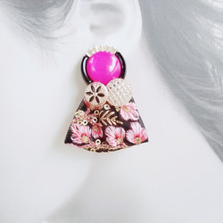 フォーシャピンクのボタンと黒にピンクの花模様の刺繍リボンのイヤリング　リボンタッセル　大人ピンク 4枚目の画像