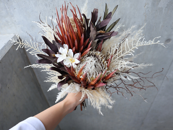 海外花とステラフラワーの大人クラッチブーケ♡ ドライフラワー ウェディングブーケ 4枚目の画像