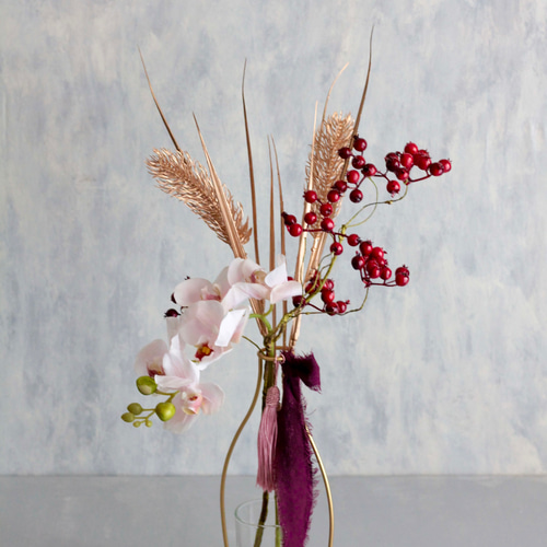 胡蝶蘭とゴールド麦とレッドベリー】｜アーティフィシャルフラワー