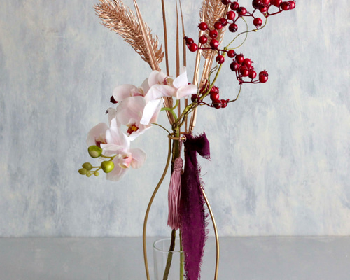 胡蝶蘭とゴールド麦とレッドベリー】｜アーティフィシャルフラワー