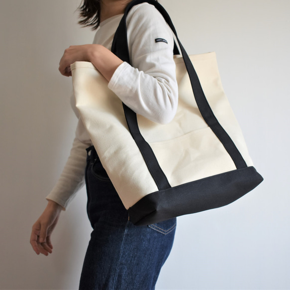 BEND TOTE BAG（キナリ×ブラック） 5枚目の画像