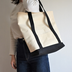 BEND TOTE BAG（キナリ×ブラック） 6枚目の画像