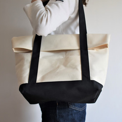 BEND TOTE BAG（キナリ×ブラック） 11枚目の画像